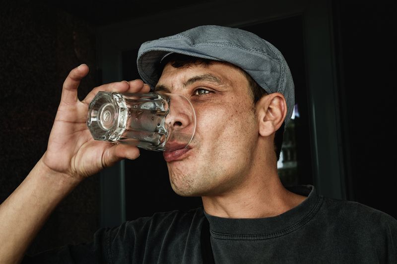 портрет, мужской, мужчина, лицо, кепка, стакан, рука Стакан водыphoto preview