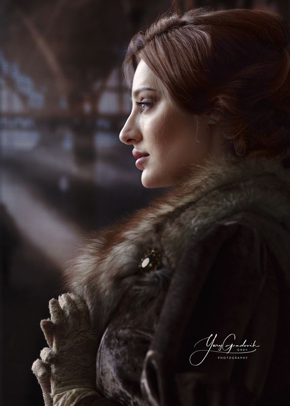 Дама на вокзале photo preview