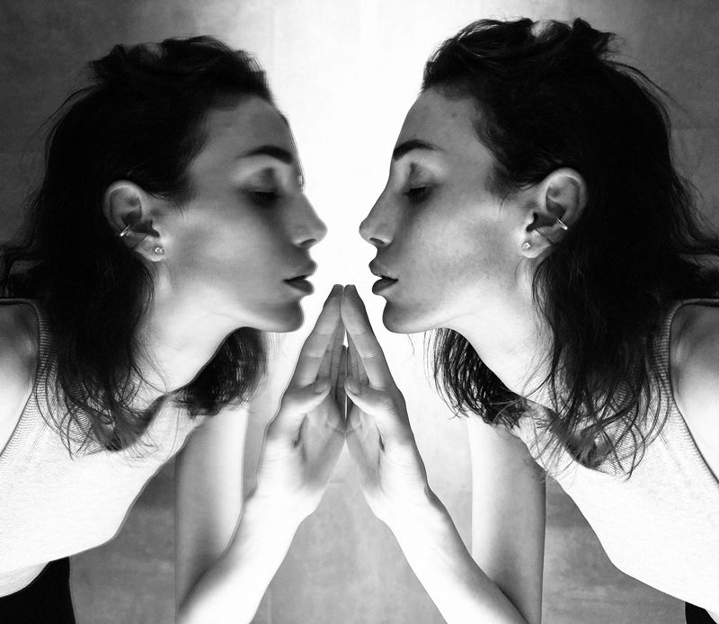 портрет, портретная фотография, женский портрет, естественный свет, фотосессия, чб, девушка, естественность, мобильная фотография, iphone14pro Polinaphoto preview