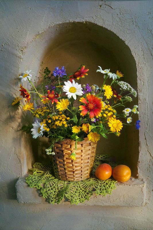 натюрморт,лето,ниша,цветы,абрикосы,салфетка Букет цветов в нишеphoto preview