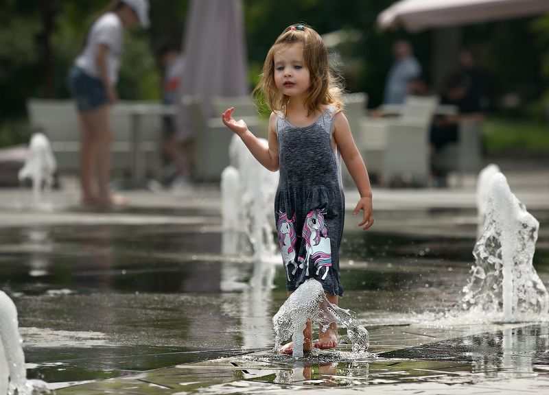 дети и фонтаны, фонтанное настроение, детский уличный портрет, уличное фото, жанровое фото, дети у воды Фонтанное настроение фото превью