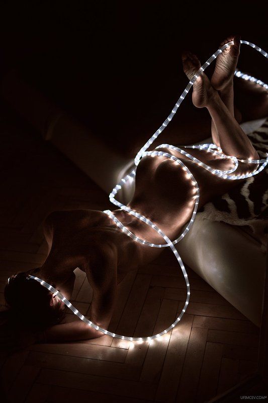 гирлянда, свет, девушка, ню, паркет Беленаphoto preview