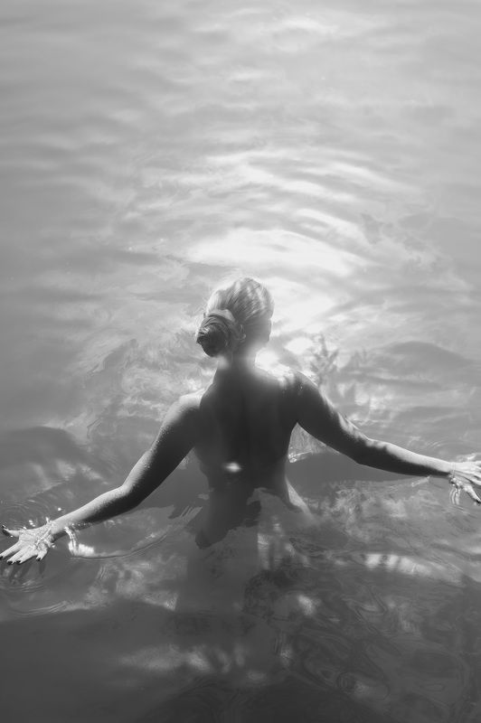 чб, ню, озеро, рассвет, вода софт фокус без фотошопаphoto preview