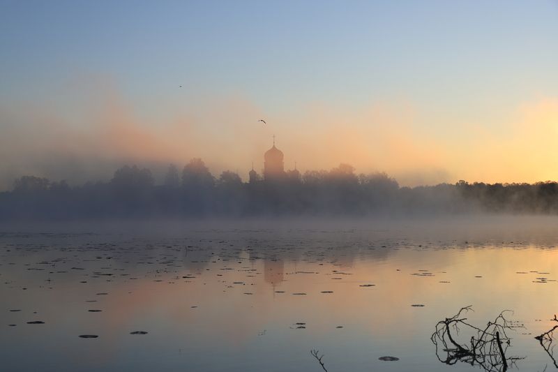 рассвет туман озеро монастырь Рассветный туман над островным монастырём фото превью