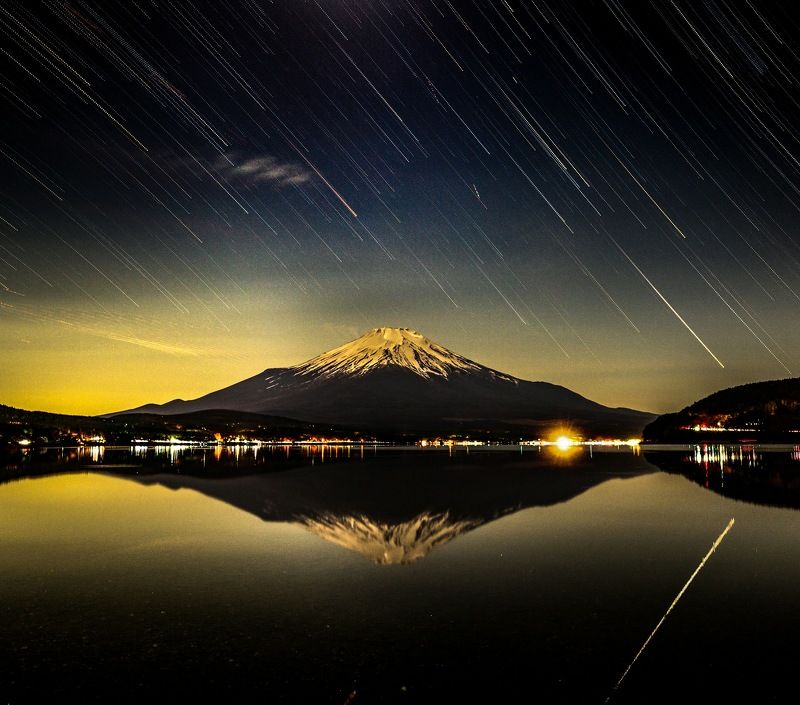 Звездопад над вулканом Фудзиямаphoto preview