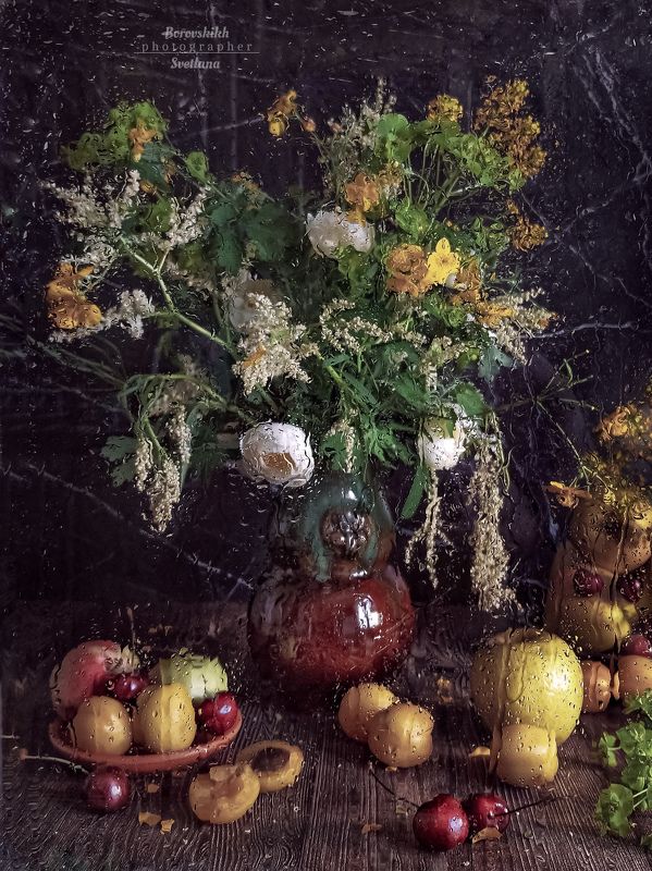 натюрморт, низкий ключ, darkphoto, ваза, цветы, фрукты, лето, стекло, капли, фото на телефон За стеклом фото превью