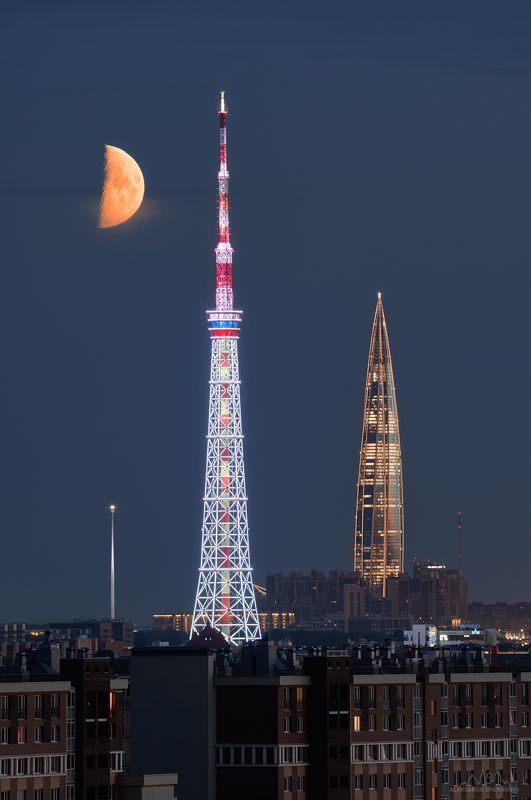 Городские шпили в лунном светеphoto preview