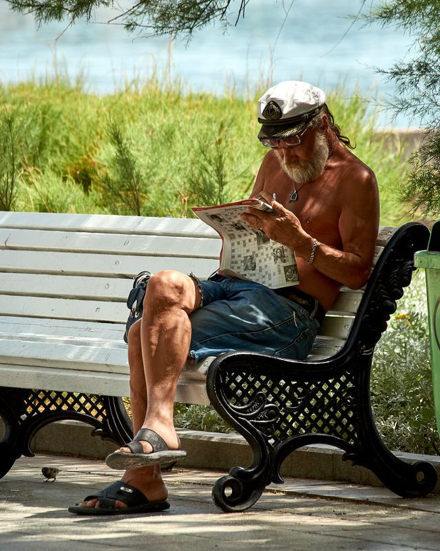 портрет, стрит, мужчина, кроссворд, газета, загар, portrait, streetphoto Старая гвардияphoto preview