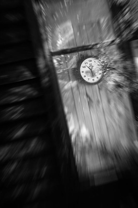 Часы в окнеphoto preview