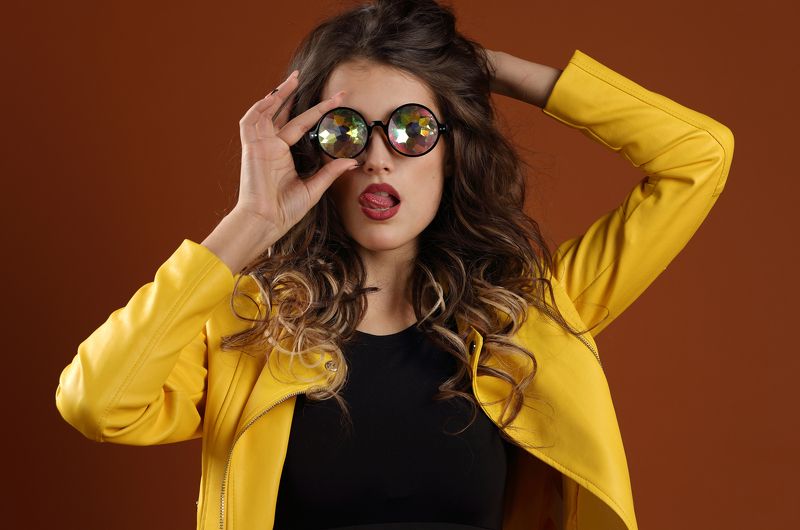 женщина, модель, актриса, красивая, стиль, юмор, шутка, язык, очки, гудвин, волосы, позировать Надяphoto preview