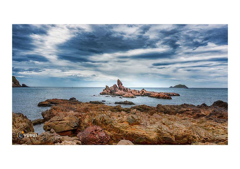 Dragon head in the middle of the seaphoto preview