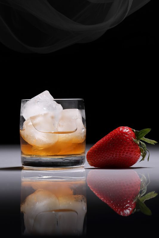 лёд, клубника, холод, рюмка, стакан, виски, алкоголь, ягода, студия, натюрморт, отражение В Петербурге сегодня 33 Сphoto preview