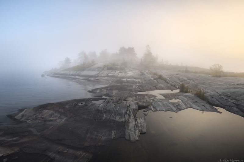 ладога, туман, ладожские шхеры, карелия, северное приладожье, скалистые острова, сосны, золотая осень, каменный пляж, луды \