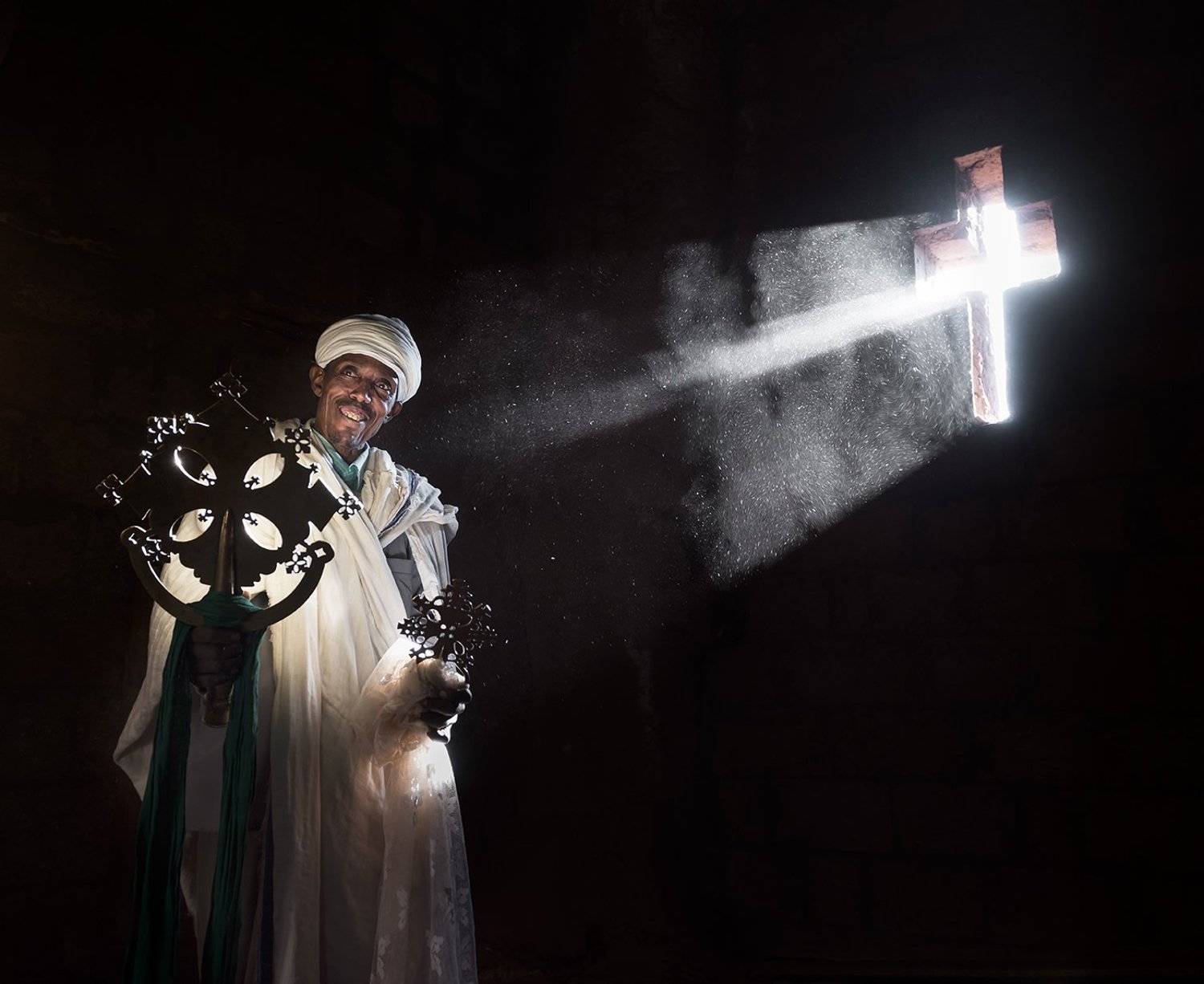 Коптский Священник ( Эфиопия). Автор: Виктория Роготнева Африка, Крест, Свет, Священник, Эфиопия, Виктория Роготнева