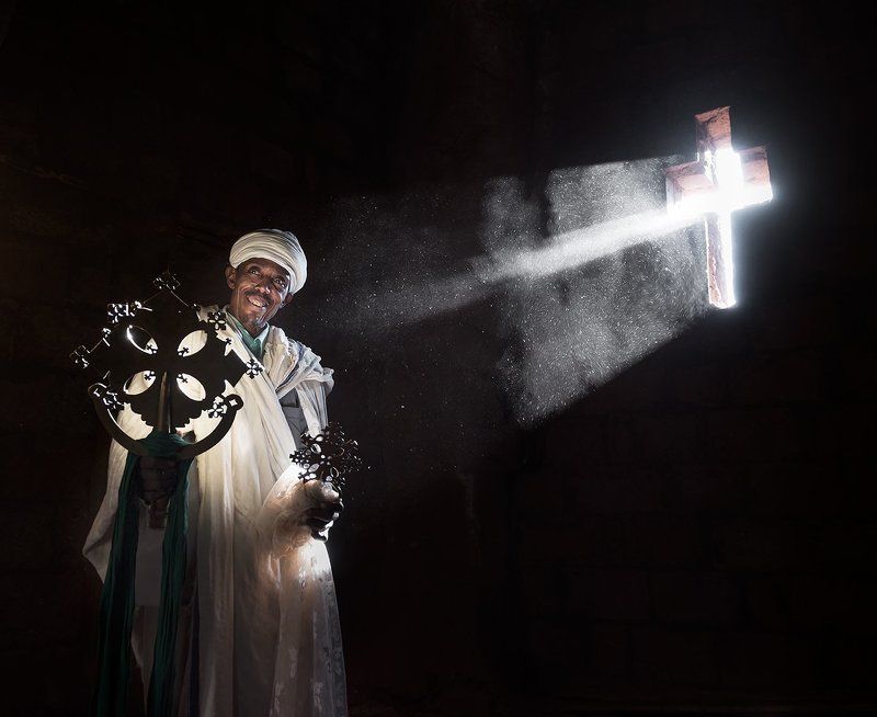 Африка, Крест, Свет, Священник, Эфиопия Коптский Священник ( Эфиопия) фото превью