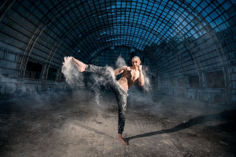 man, boy, sport, training,hangar, smoke, dust, cool, yellow, blue  тренировкаphoto preview