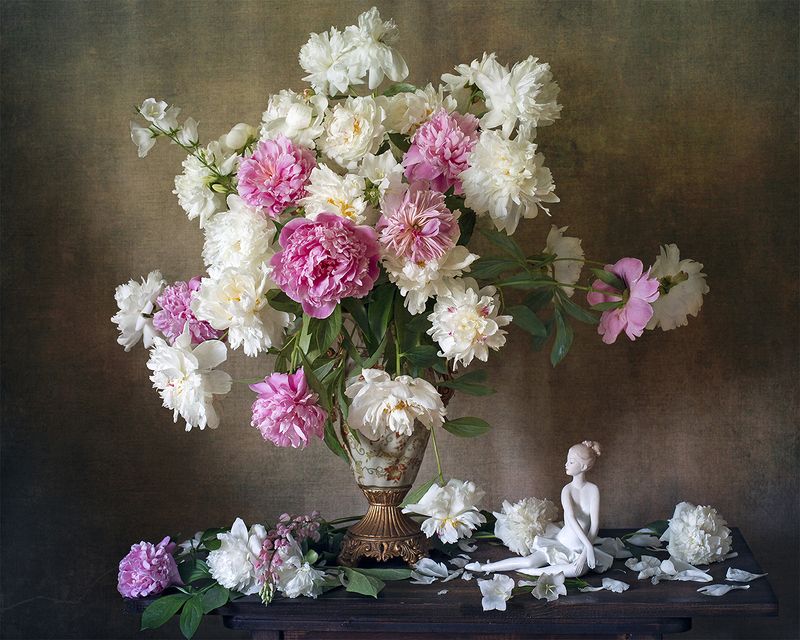 натюрморт, натюрморт с цветами, лето, букет, пионы, романтичный, статуэтка, девушка, балерина Под сенью пионов... фото превью