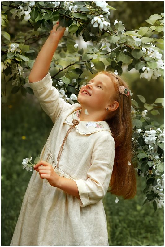 девочка, цветение, цветы, дети,  в яблонеphoto preview
