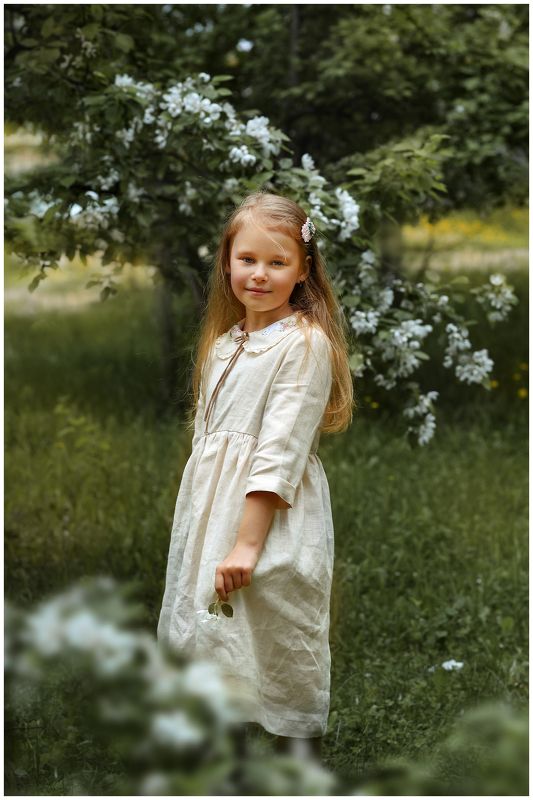 девочка, цветение, цветы, дети,  в яблонеphoto preview