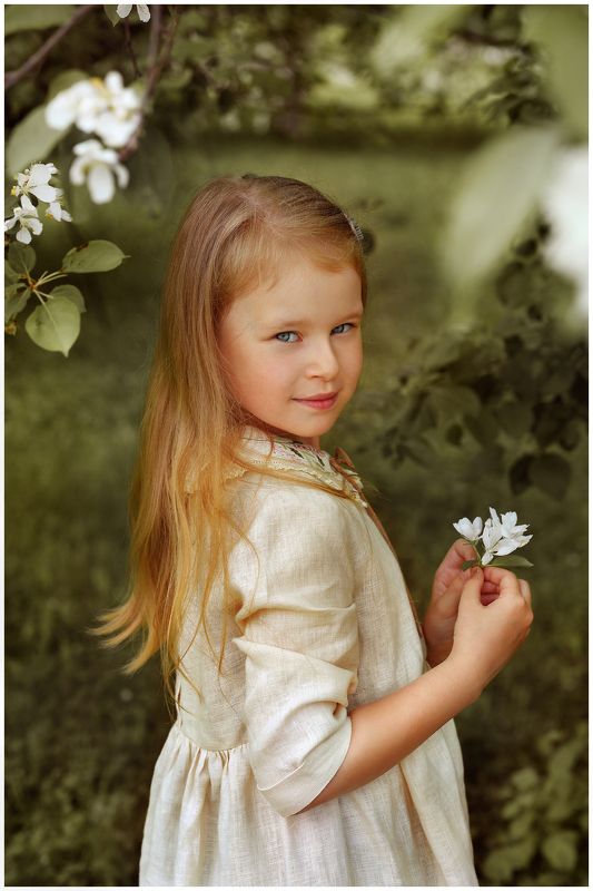 девочка, цветение, цветы, дети,  в яблонеphoto preview