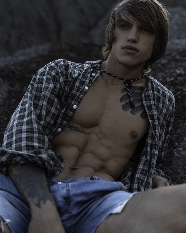 Вдалиphoto preview