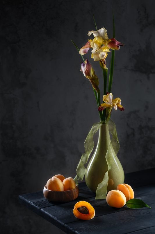 ирисы, абрикосы, цветы Наполненные солнцемphoto preview