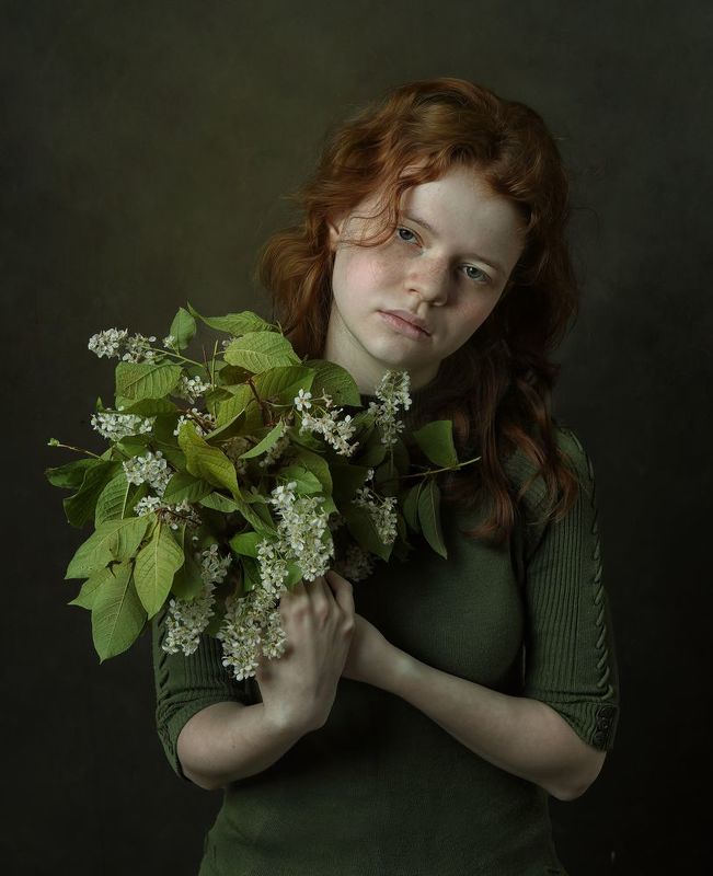 черемуха букет девушка рыжая  Девушка с букетом черёмухиphoto preview