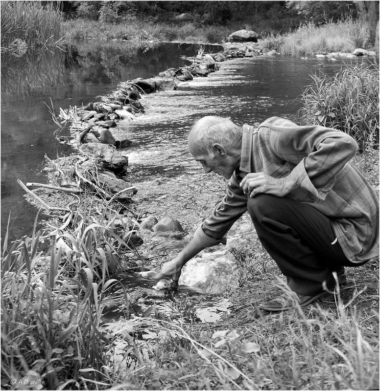 человек,у речки,на,дорожку,набрать,воды Водички на дорожку фото превью