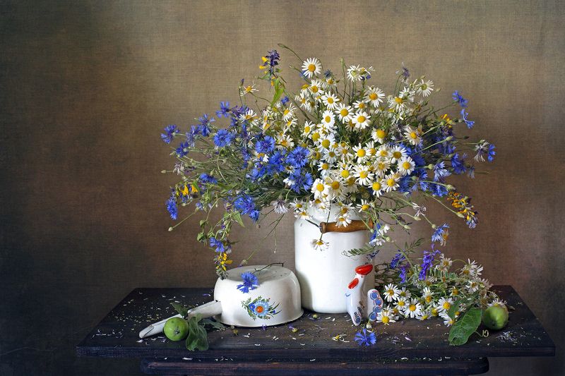 натюрморт, натюрморт с цветами, лето, букет, ромашки, васильки, бидон, авторская работа С петушком... фото превью