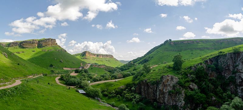 Вид на ущелье вдоль реки Аликоновка фото превью