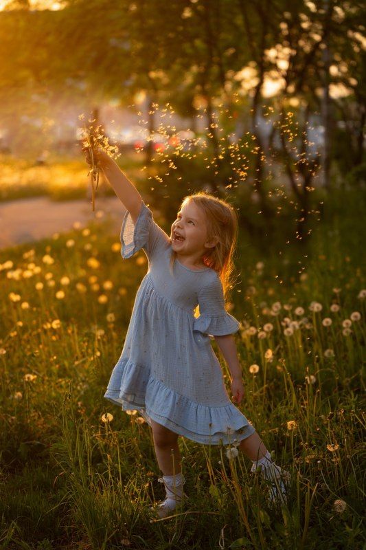 Девочка, одуванчики Солнечные пушинкиphoto preview