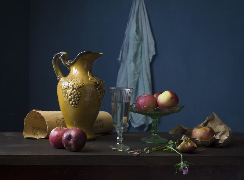 С кувшином и яблоками.photo preview