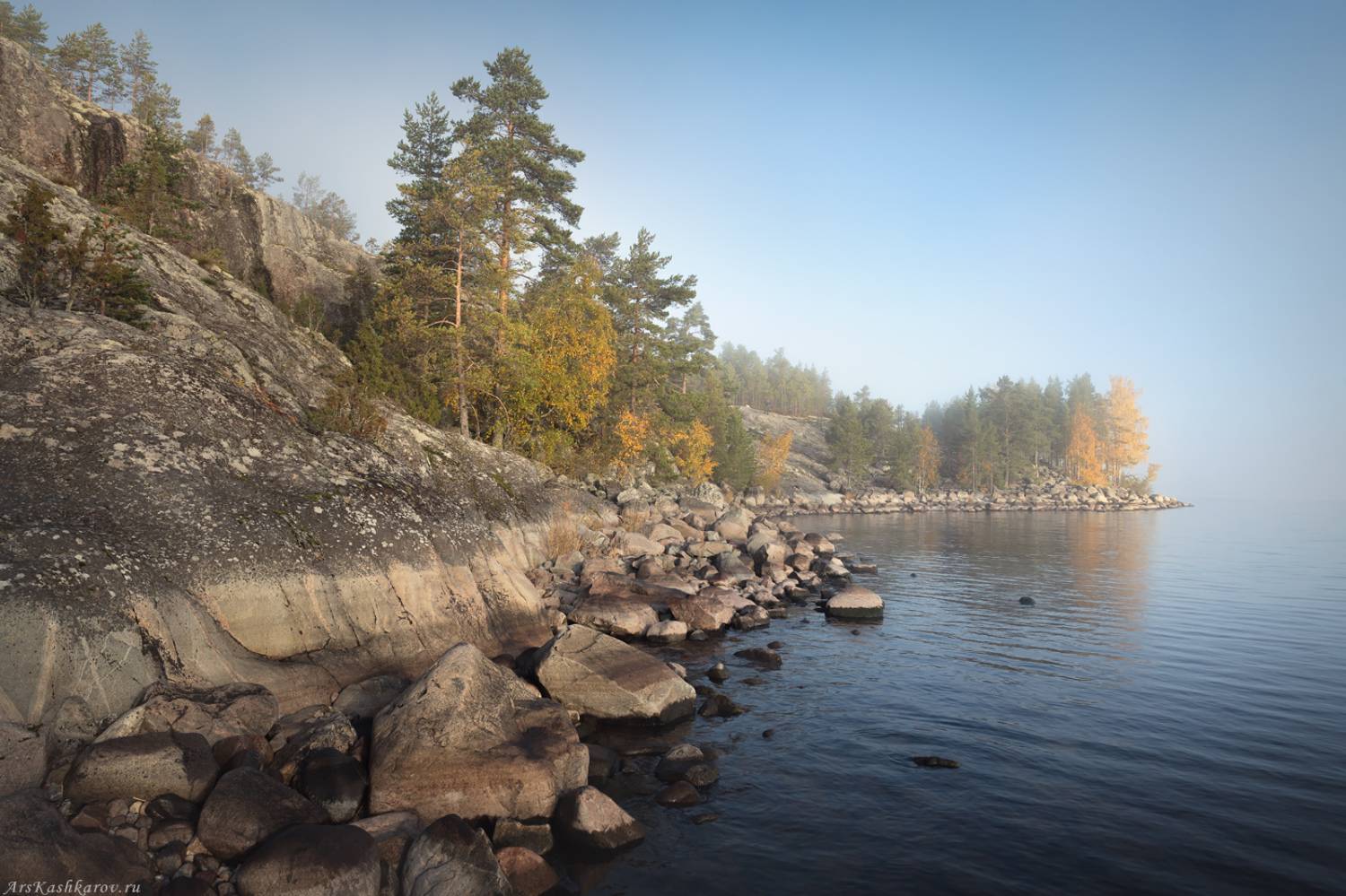 "Скалистый берег Ладоги". Автор: Арсений Кашкаров ладога, туман, ладожские шхеры, карелия, северное приладожье, скалистые острова, сосны, золотая осень, каменный пляж, луды, Арсений Кашкаров