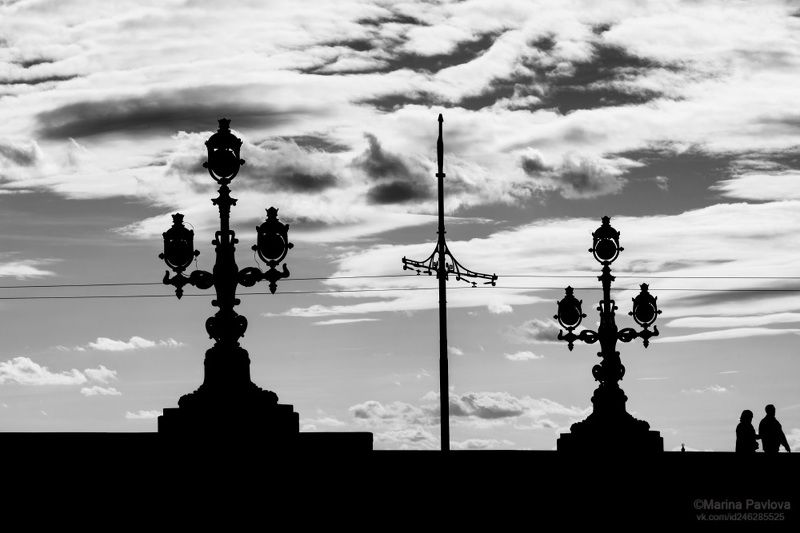 город, архитектура, санкт-петербург, троицкий мост, фонари троицкого моста, силуэты, чб.фото, чёрно-белое фото, монохромный петербург Двое на мосту. Чёрно-белый романтичный Петербургphoto preview