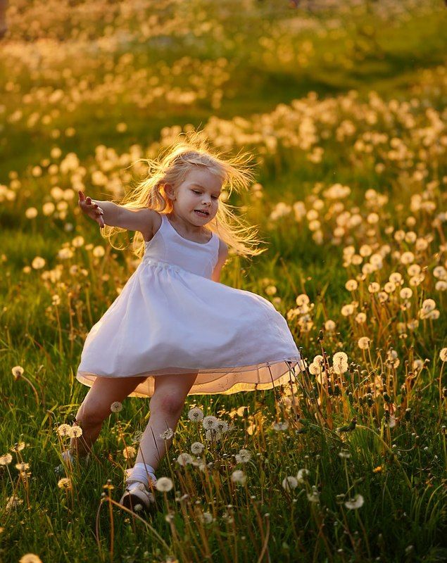 Девочка бежит, девочка, одуванчики За секунду до паденияphoto preview