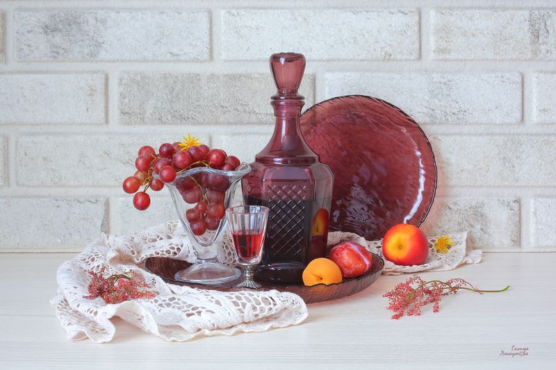 графин, тарелка, виноград, рюмка, абрикос, слива, салфетка Виноградная наливкаphoto preview