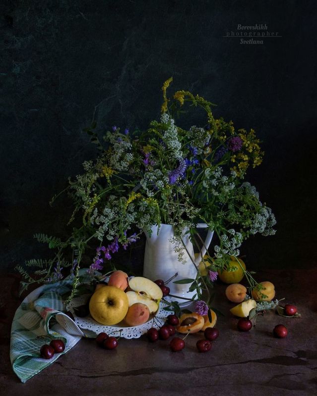 натюрморт, низкий ключ, ваза, цветы, фрукты, лето, still life, фото на телефон Натюрморт с цветами и фруктами фото превью
