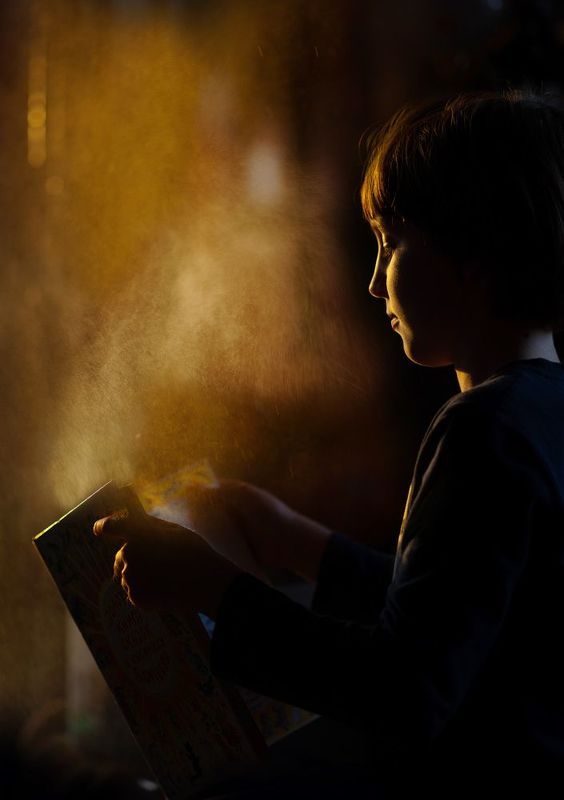 Мальчик, книга, волшебство Волшебство начинаетсяphoto preview