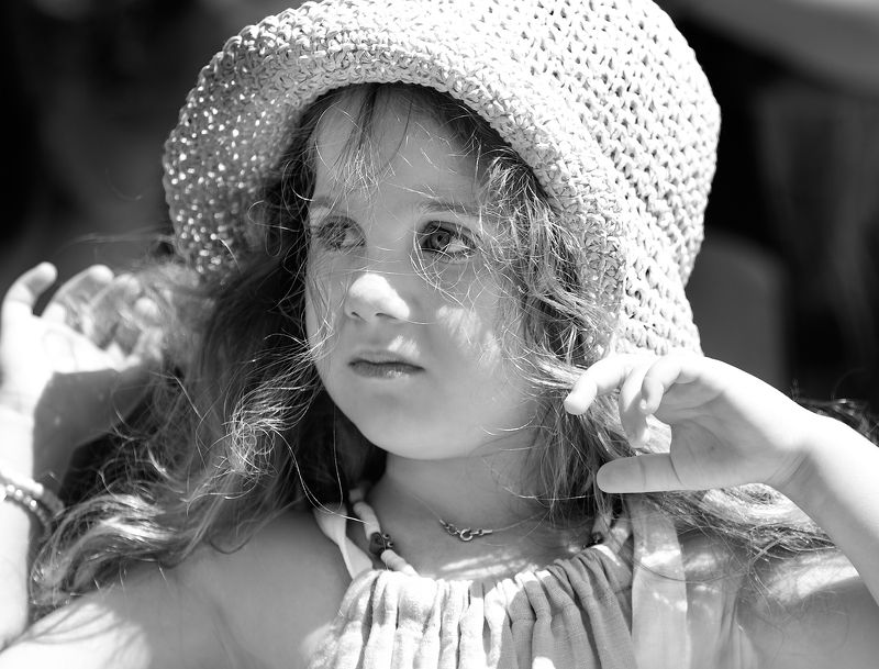 чб фото, чб детский портрет. уличный детский портрет, лето и дети  фото превью