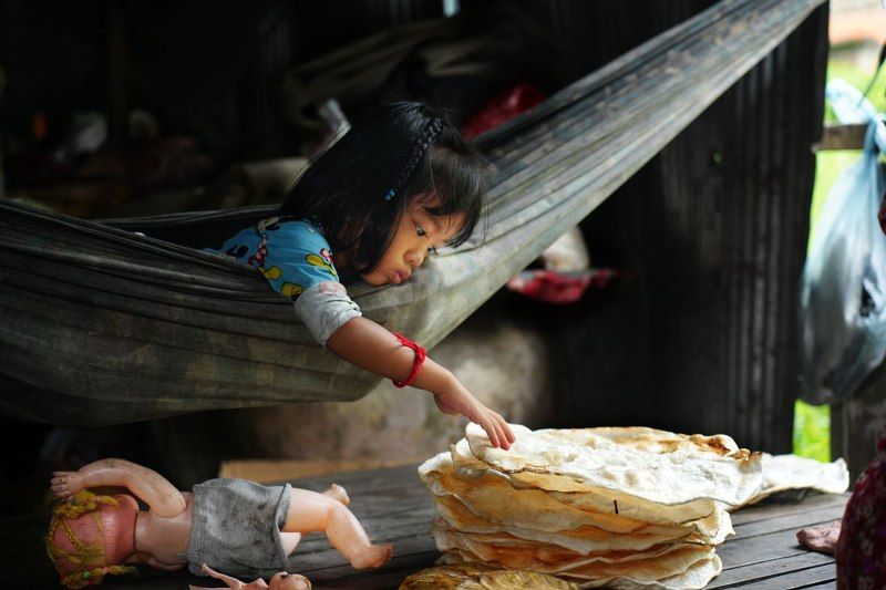 Девочка, лепешки, камбоджа В камбоджийской хижинеphoto preview