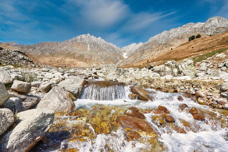 У истоков реки Пугус. Высокогорное плато Руидашт.(2200-2500м.). Ходжи Оби Гарм. Варзоб. Таджикистанphoto preview