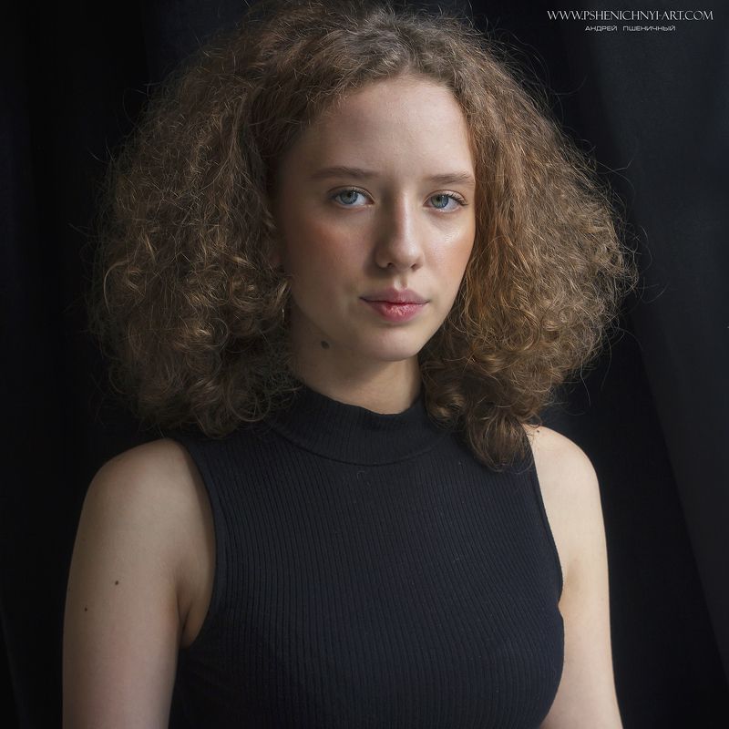 портрет, девушка, женский портрет, студия, крупный план,мягкий свет On a dark backgroundphoto preview