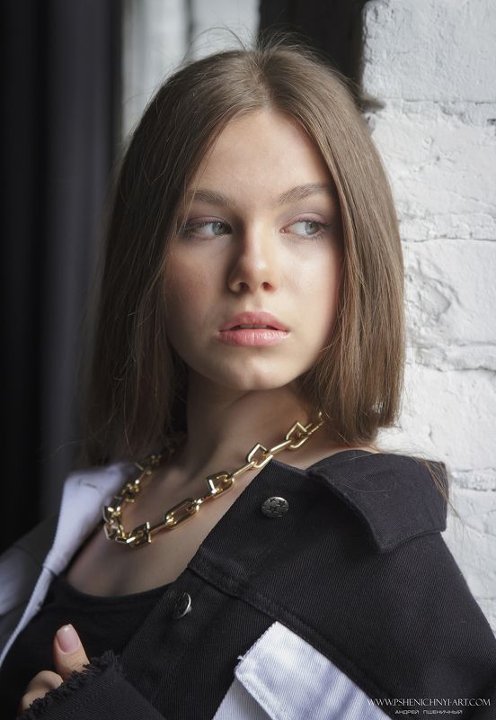 портрет, девушка, взгляд, женский портрет, крупный план, естественное освещение У окнаphoto preview