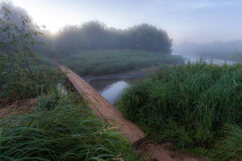 Утро, туман, Вятка, Киров, рассвет, мост, мостик, трава, водоем, вода, небо, солнце, тепло, загадочно, Россия, деревня Туманное утро июляphoto preview