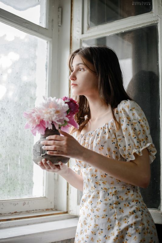 портрет, девушка, букет, пионы Букет любимых цветовphoto preview