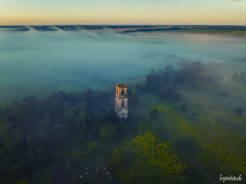 Колокольня церкви Успения Пресвятой Богородицы в Переволоках.photo preview
