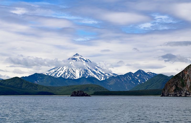 камчатка, вулкан, лето, рейд, горы, облака, берингово море Вилючинский.. фото превью