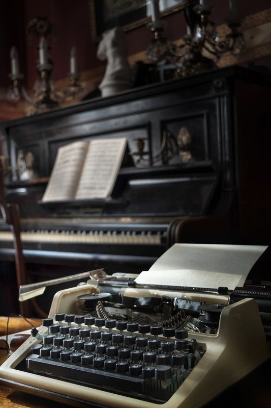 ретро, винтаж, антиквариат, писатель, музыкант, кабинет, печатная машинка, творчество, искусство, уют, пианино, ноты, скульптура, клавиши Винтажphoto preview