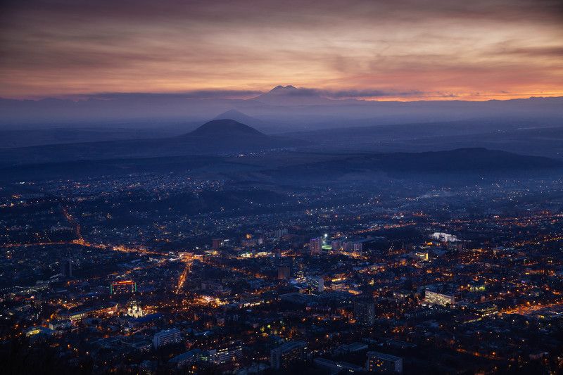 Вечерний Пятигорск на фоне Эльбрусаphoto preview