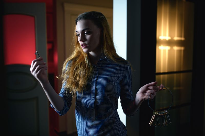 комната двери ключи девушка поиск свет цвет Сергей Парышков Чертоги разумаphoto preview